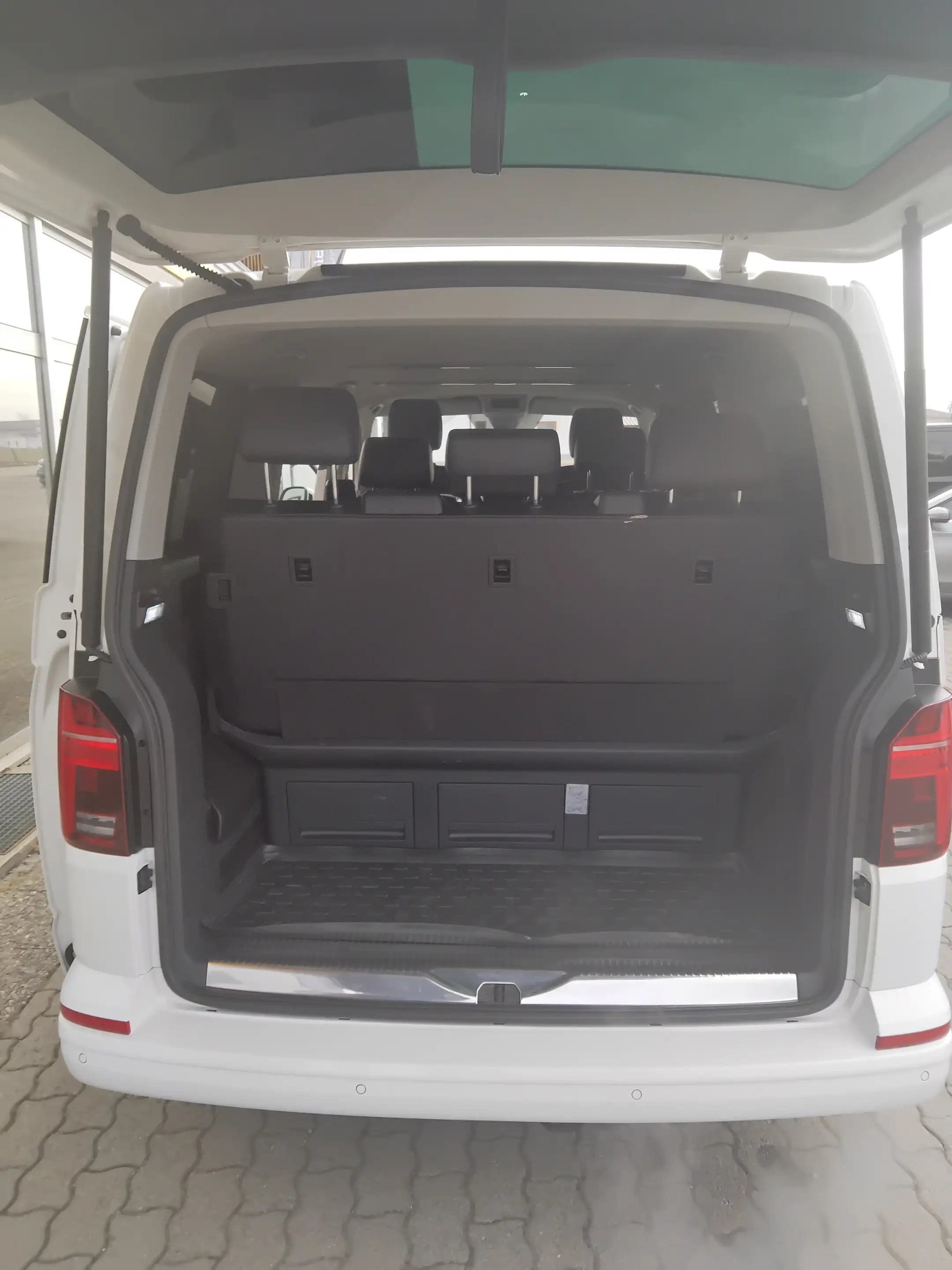 Volkswagen T6.1 Multivan Multivan Generation Six 4MOTION DSG — photo 9