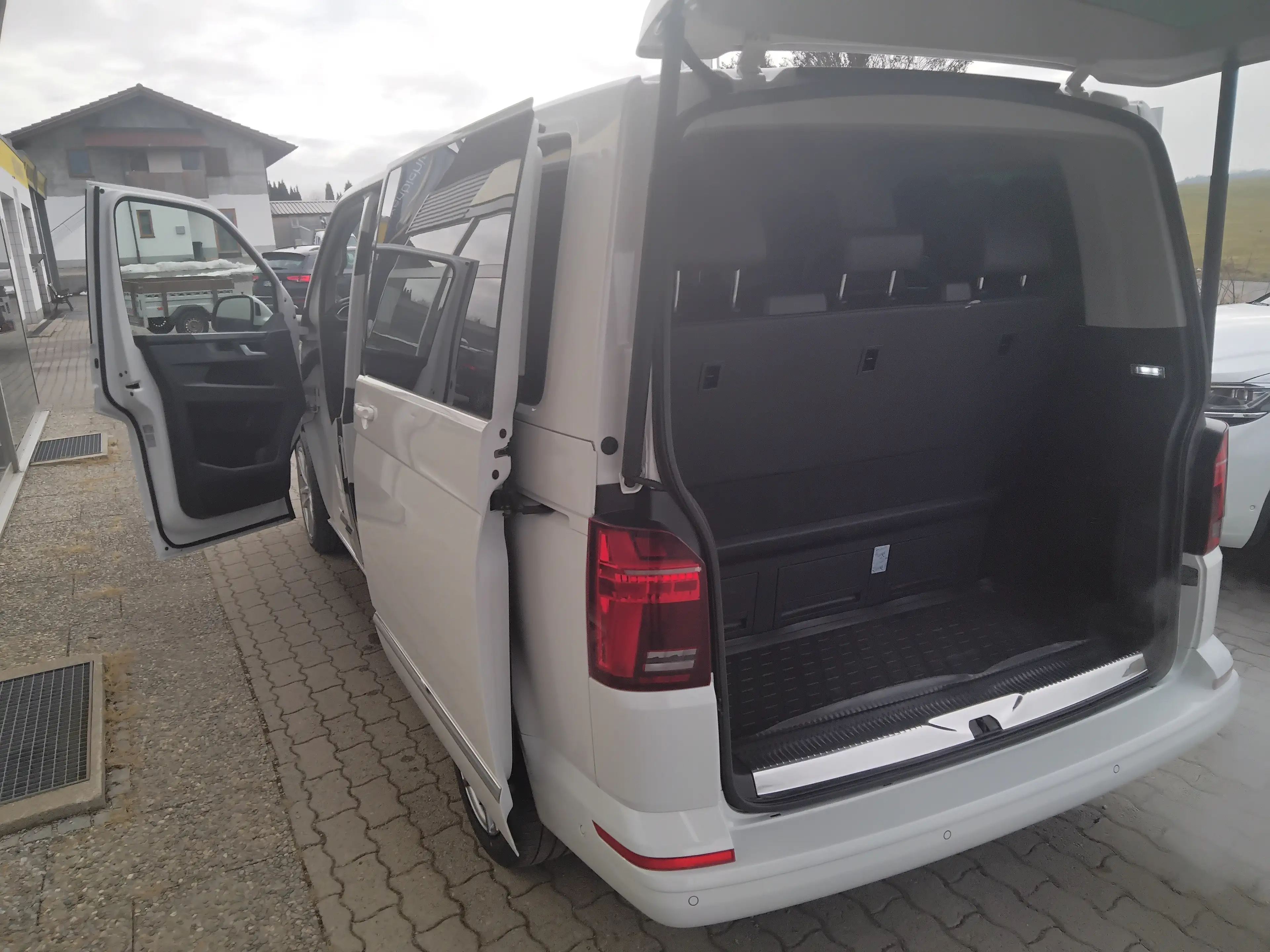Volkswagen T6.1 Multivan Multivan Generation Six 4MOTION DSG — photo 14