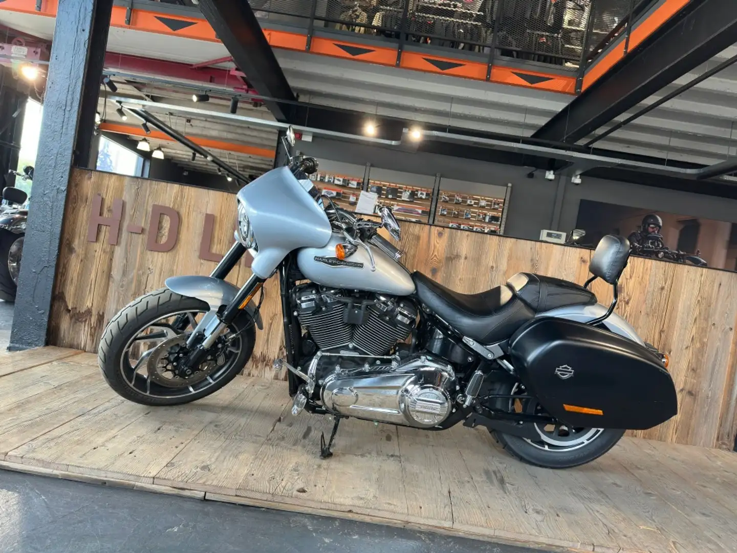 Harley-Davidson Sport Glide 107 SOFTAIL Szary - 2
