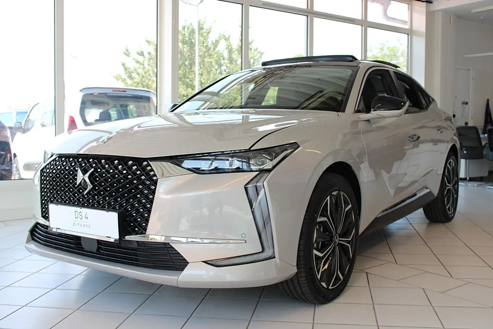 DS Automobiles DS 4 E-Tense 225 PHEV Opera Silber - 1