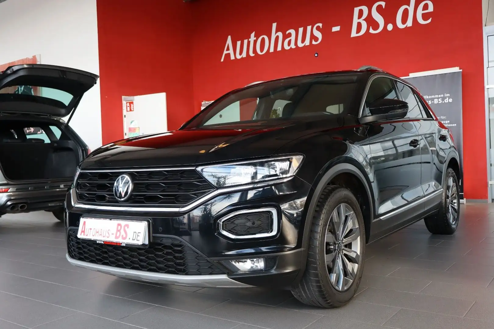 Volkswagen T-Roc Sport 1.5 TSI DSG,PDC,Navi,LED,ACC,1.Hand Zwart - 1