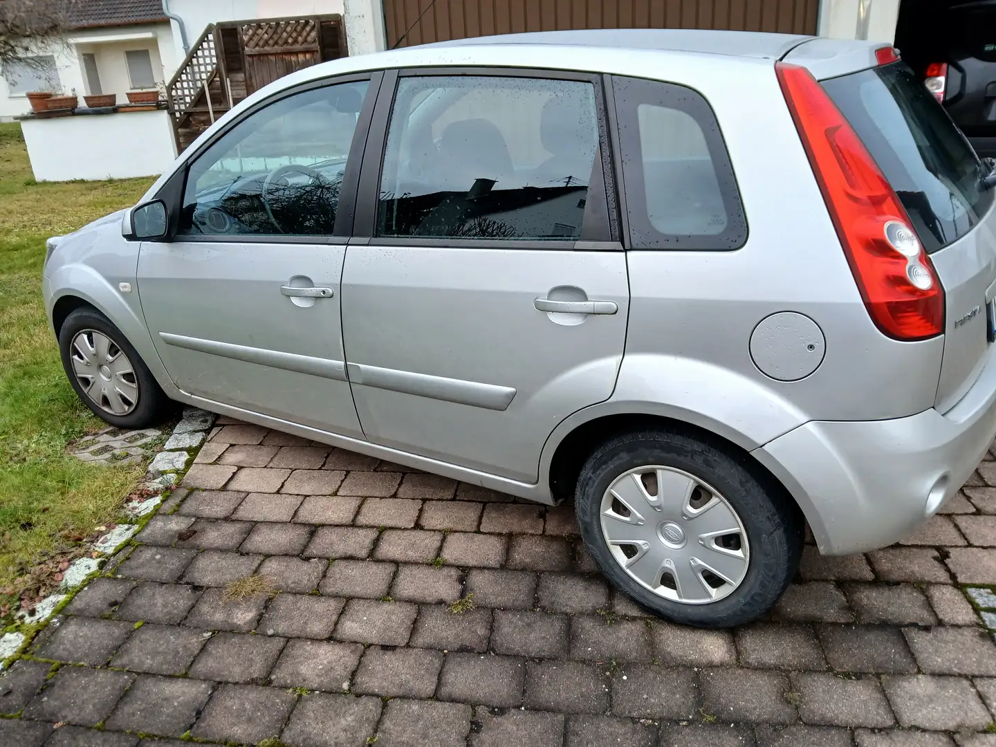 Ford Fiesta Fiesta 1.3 Silber - 1