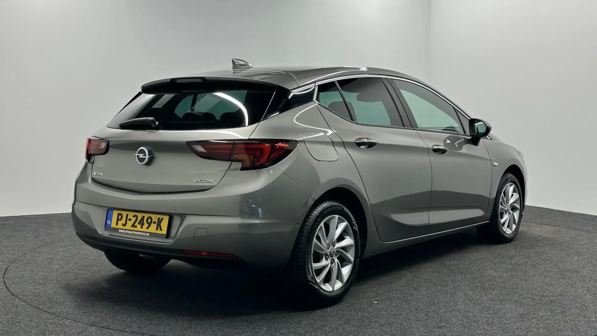 Opel Astra 1.0 Innovation NAVI CAMERA ECC CRUISE LM. Gris - 2