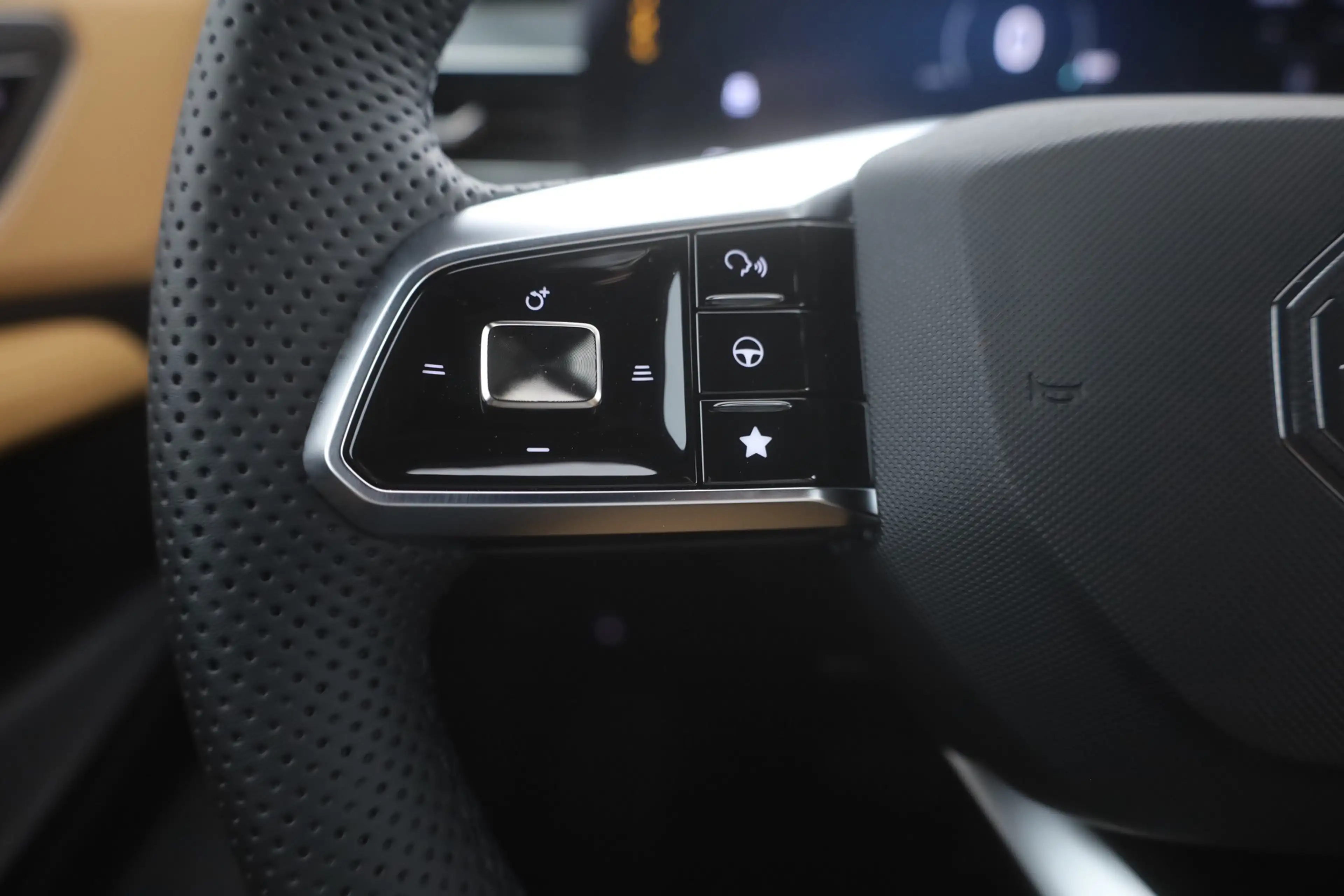 MG HS 1.5 T-GDI Luxury Aut. LED ACC Navi 360° — photo 14