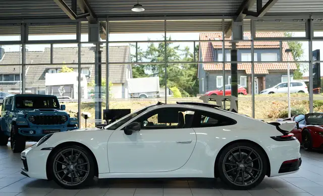 Porsche 911 view 11