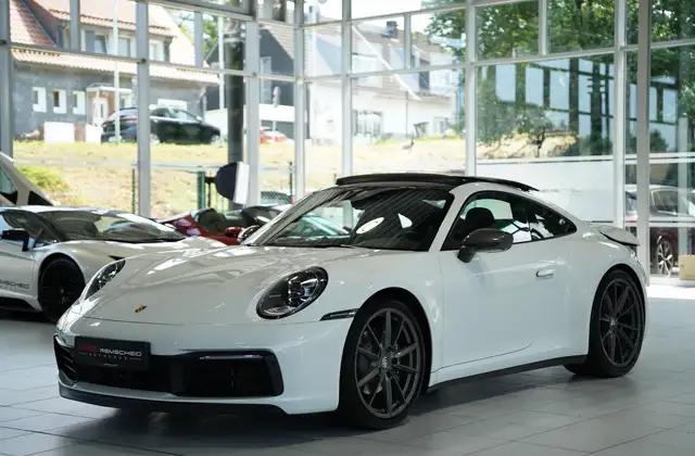 Porsche 911 view 5