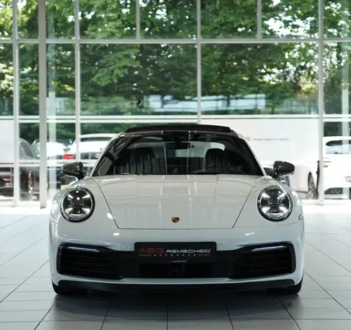 Porsche 911 view 4