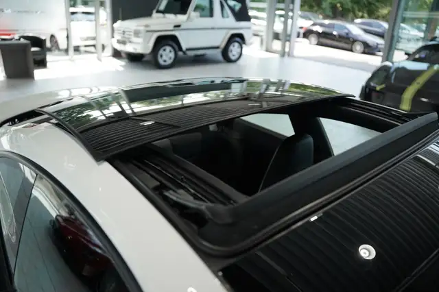 Porsche 911 view 14