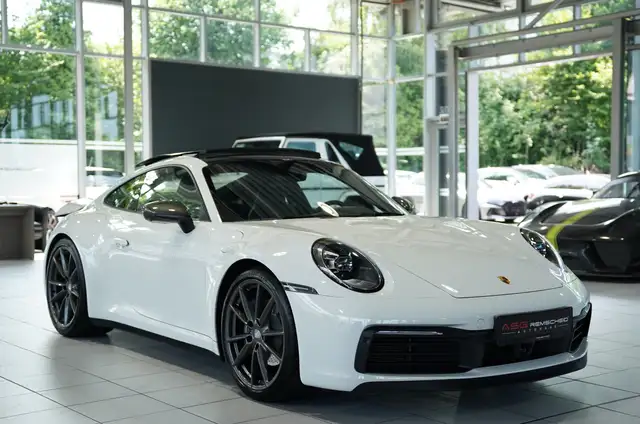 Porsche 911 view 6