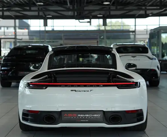 Porsche 911 view 9