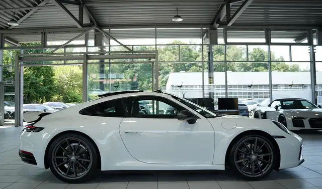 Porsche 911 view 7