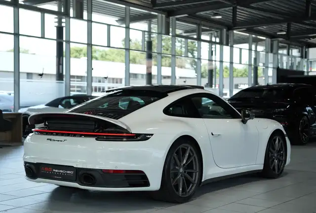 Porsche 911 view 8