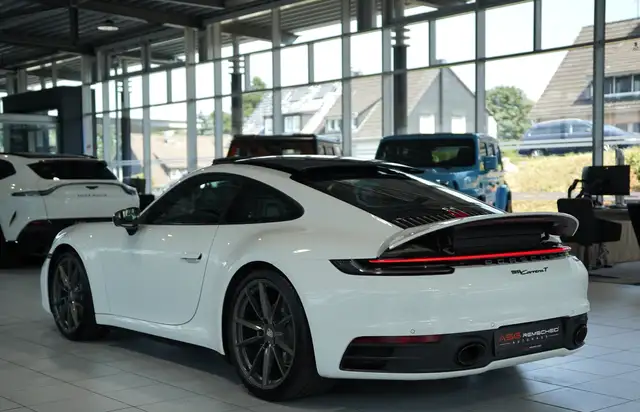Porsche 911 view 10