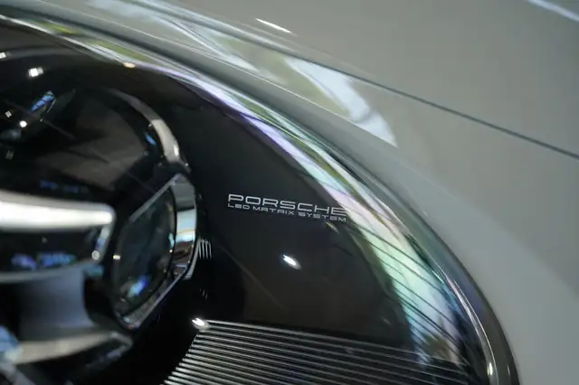 Porsche 911 view 13