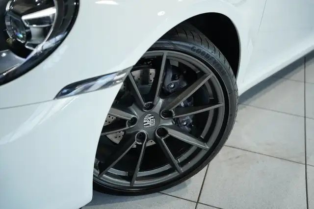 Porsche 911 view 3