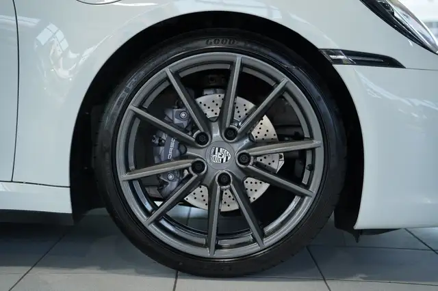 Porsche 911 view 12