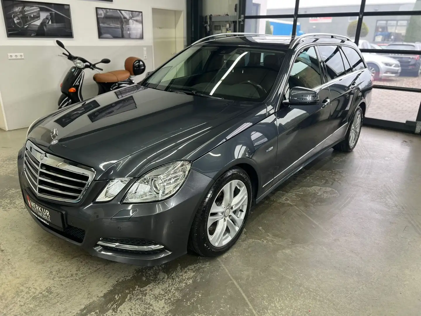 Mercedes-Benz E 250 T Autom. Avantgarde+AHK+Navi+GSD+Kam+Xenon Gris - 1