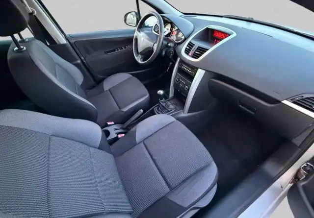 Peugeot 207 view 9