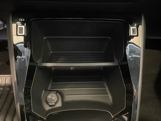 Peugeot 208 view 11