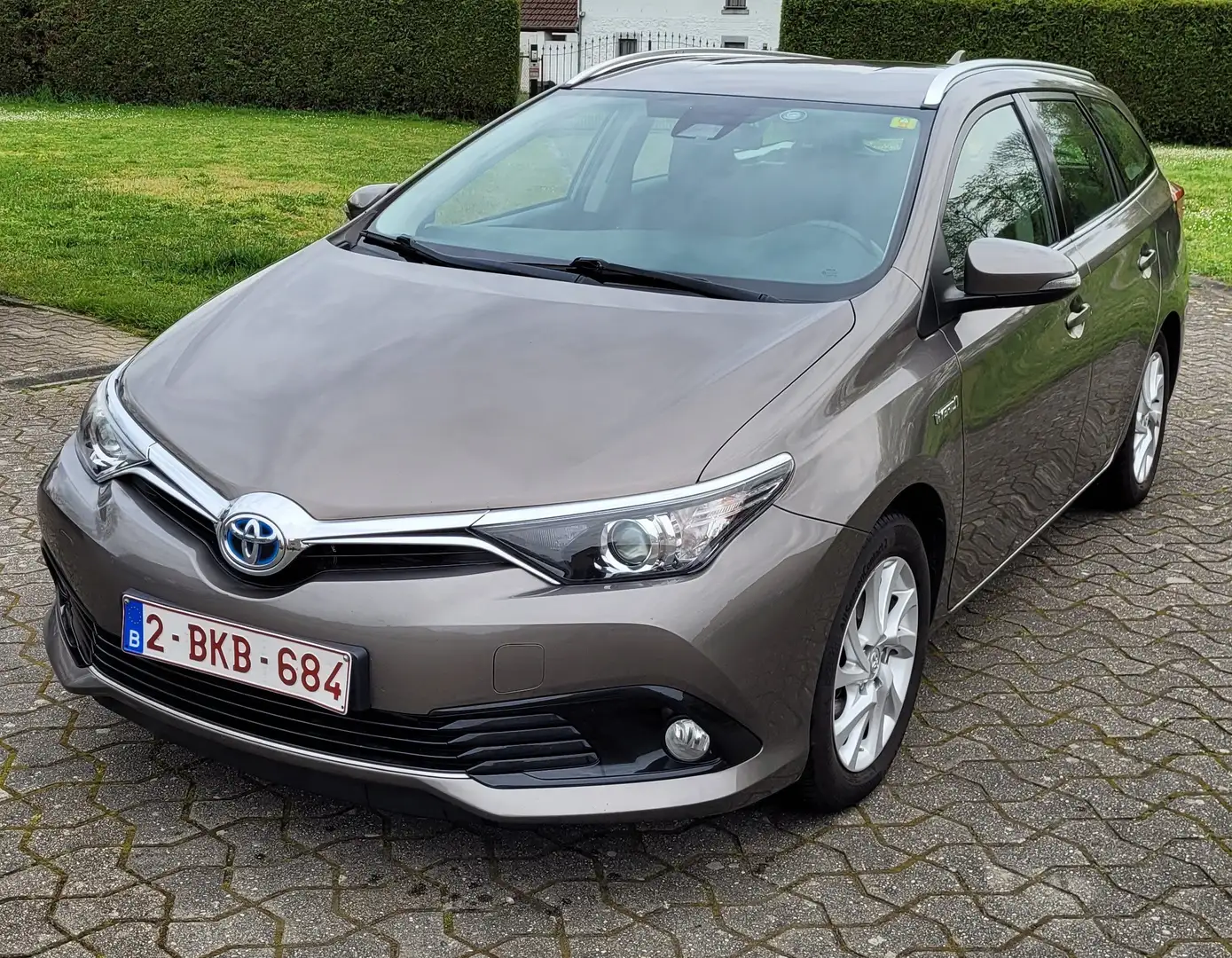 Toyota Auris 1.8i HSD Business E-CVT Brun - 1