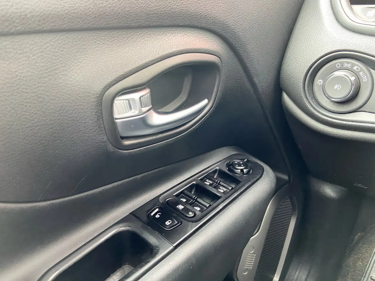 Jeep Renegade снимка Jeep Renegade