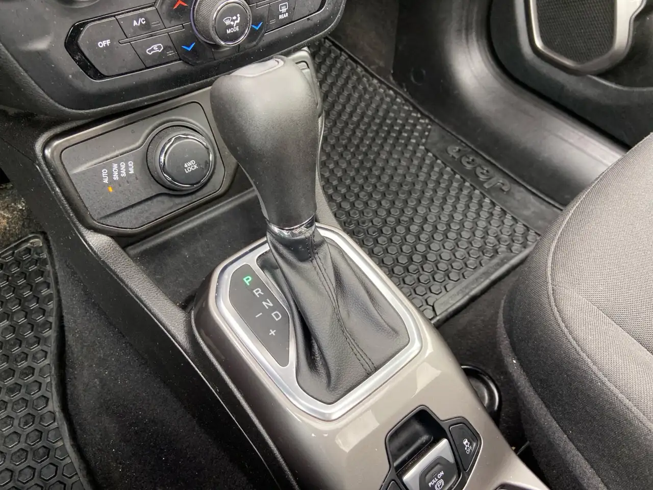 Jeep Renegade снимка Jeep Renegade
