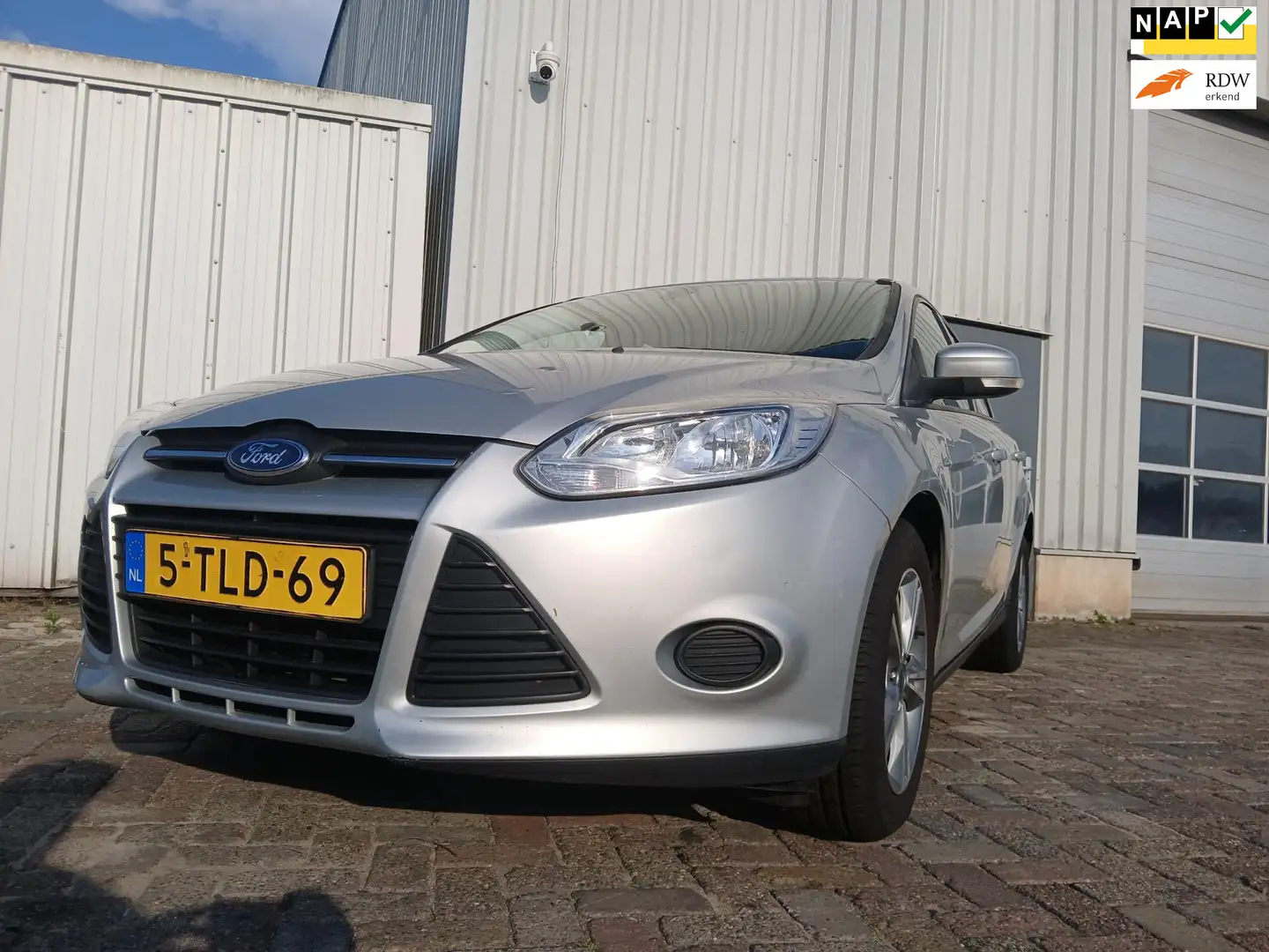 Ford Focus Wagon 1.0 EcoBoost Edition MOTOR SCHADE!!! Grijs - 1
