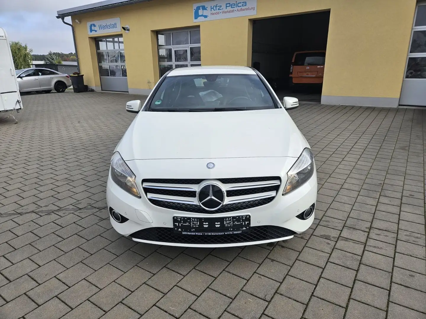 Mercedes-Benz A 180 A -Klasse A 180 BlueEfficiency*Navi* Weiß - 2