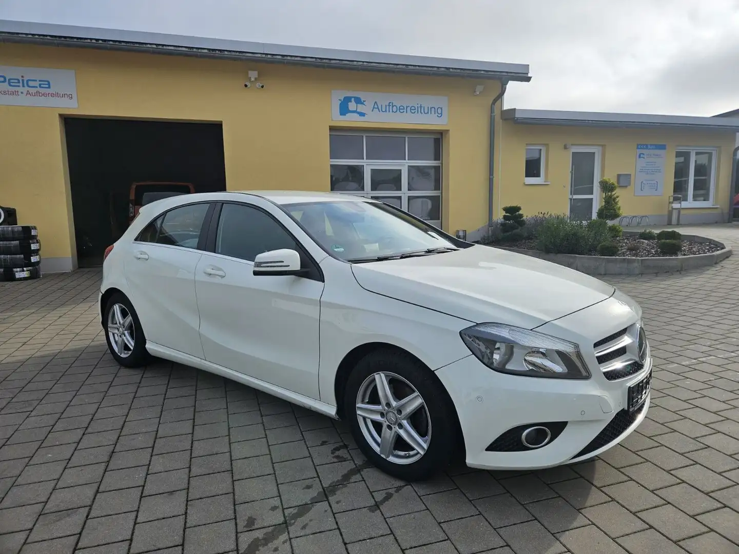 Mercedes-Benz A 180 A -Klasse A 180 BlueEfficiency*Navi* Weiß - 1