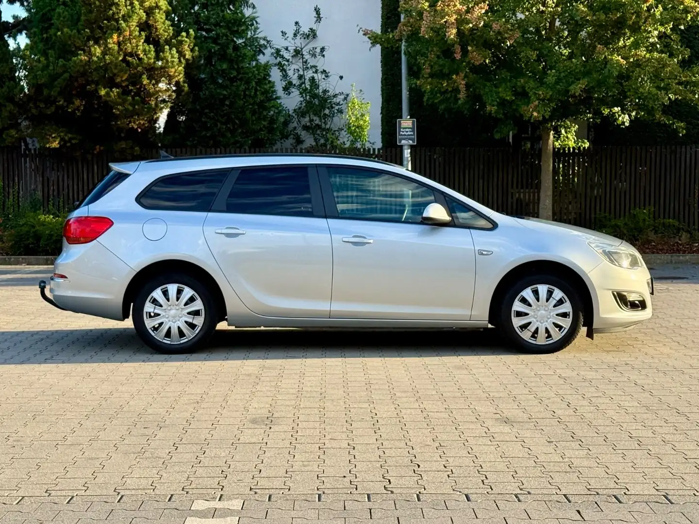 Opel Astra J Sports Tourer /NAVI/STANDHEIZUNG/TÜV NEU Silber - 2