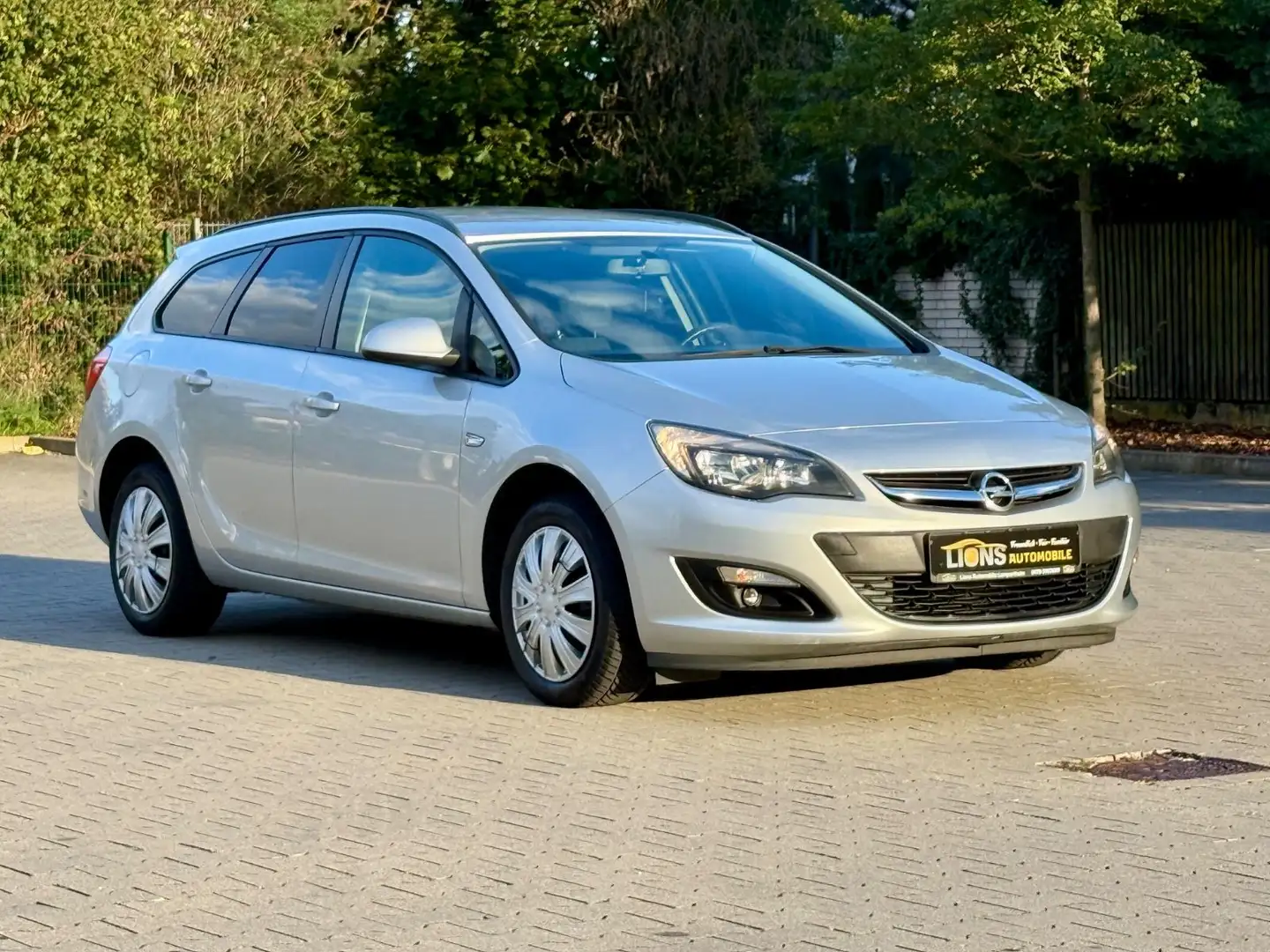 Opel Astra J Sports Tourer /NAVI/STANDHEIZUNG/TÜV NEU Silber - 1