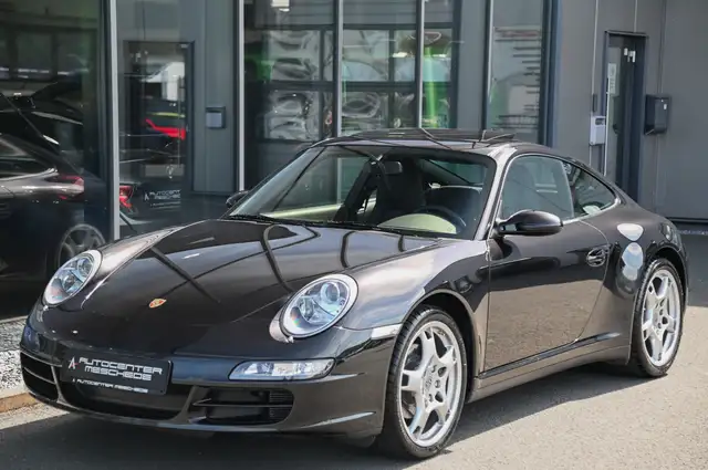 Porsche 911 view 2