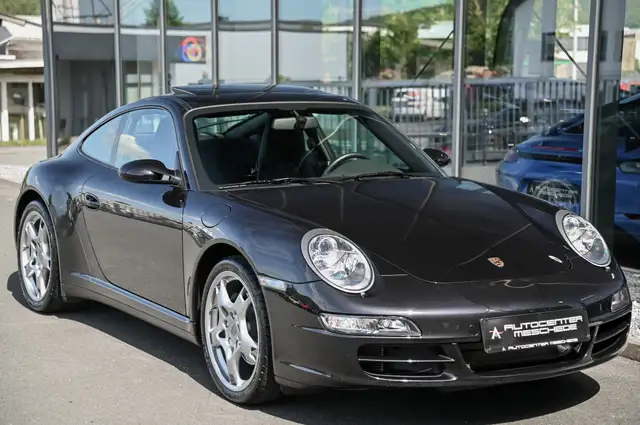 Porsche 911 view 3