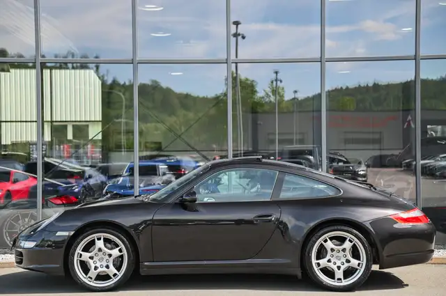 Porsche 911 view 6