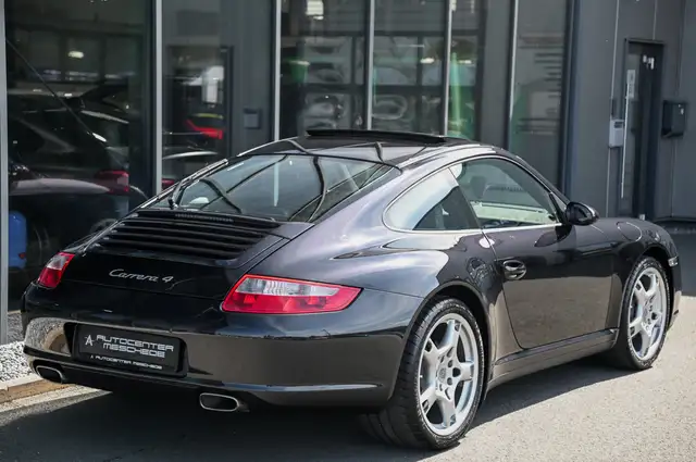 Porsche 911 view 4