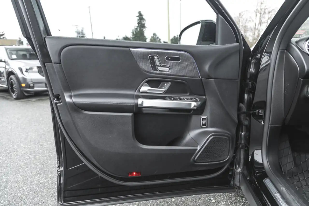 Mercedes-Benz GLB снимка Mercedes-Benz GLB