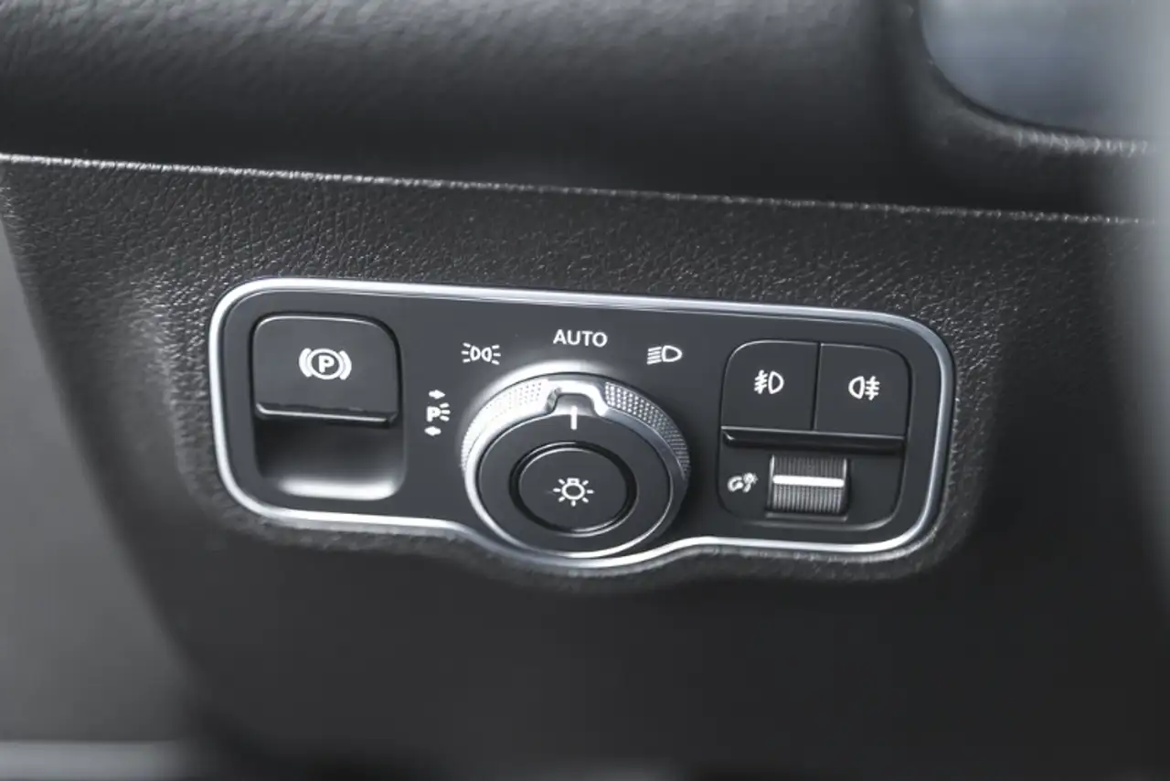 Mercedes-Benz GLB снимка Mercedes-Benz GLB