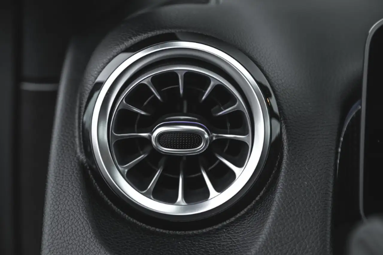 Mercedes-Benz GLB снимка Mercedes-Benz GLB