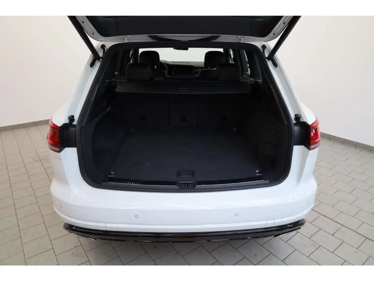 Volkswagen Touareg 3.0 TDI V6 4Motion R-Line DCP/NAV//LED 16