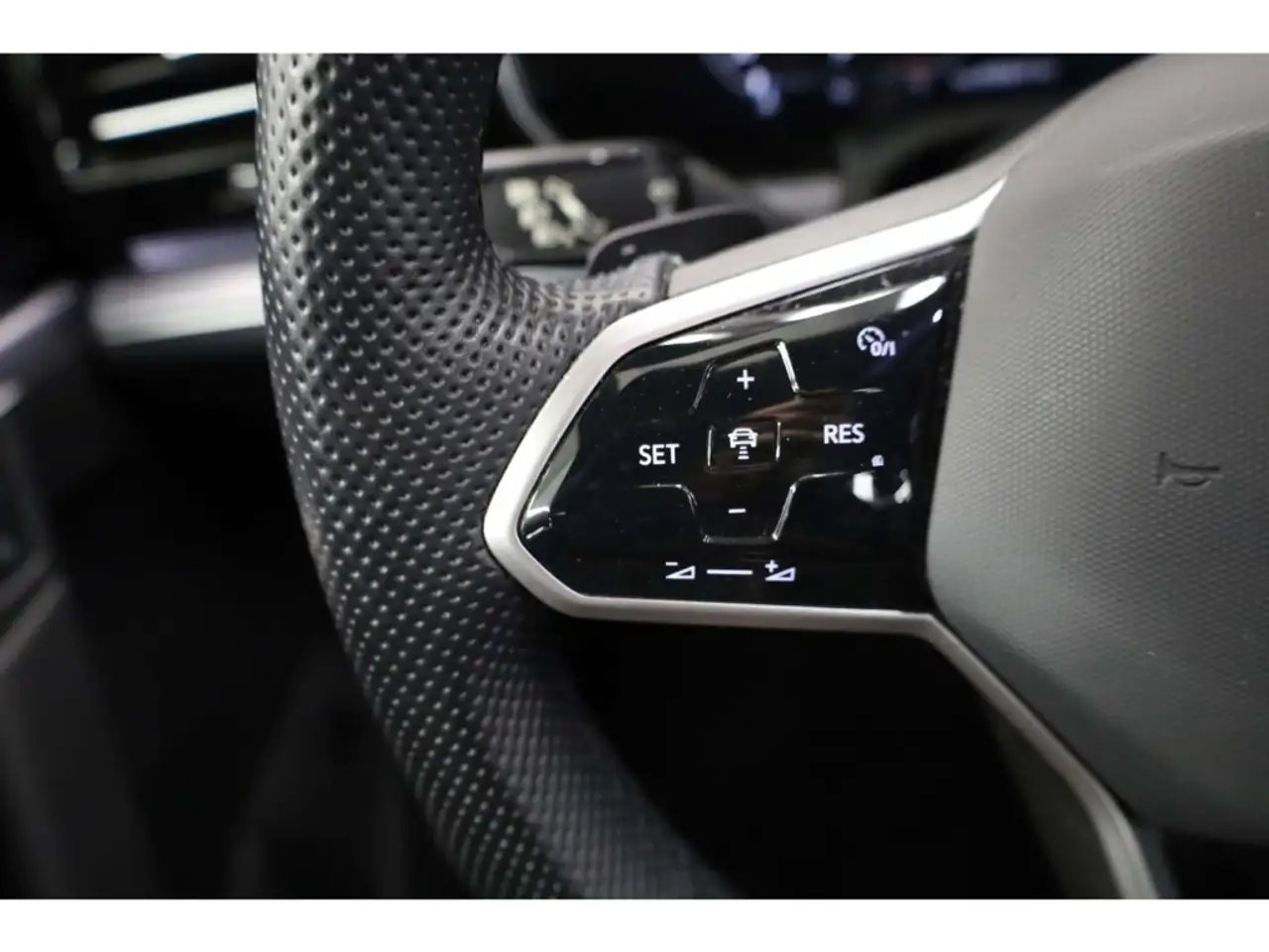 Volkswagen Touareg 3.0 TDI V6 4Motion R-Line DCP/NAV//LED 10