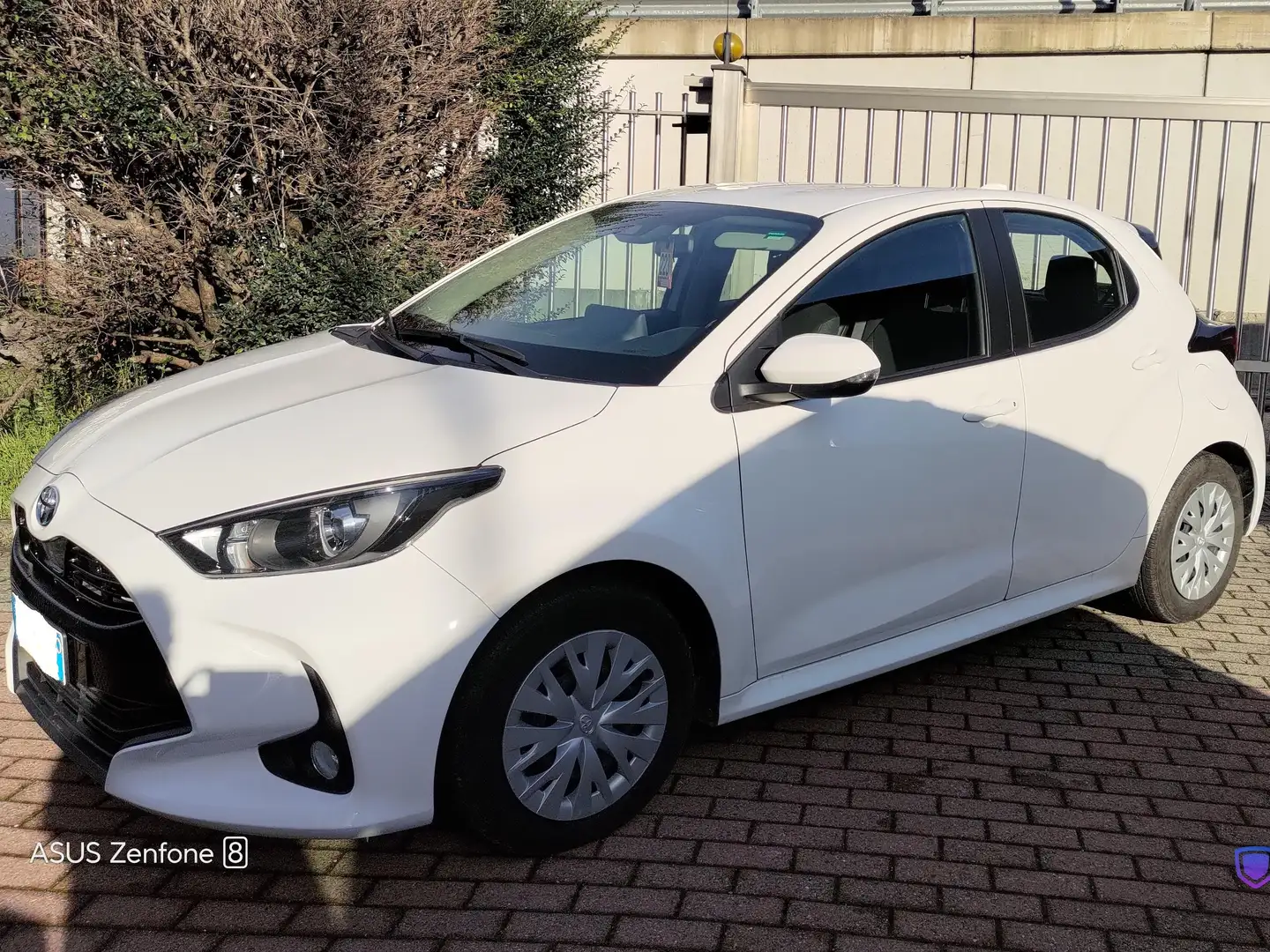 Toyota Yaris 1.5 Hybrid 5 porte Active Weiß - 1