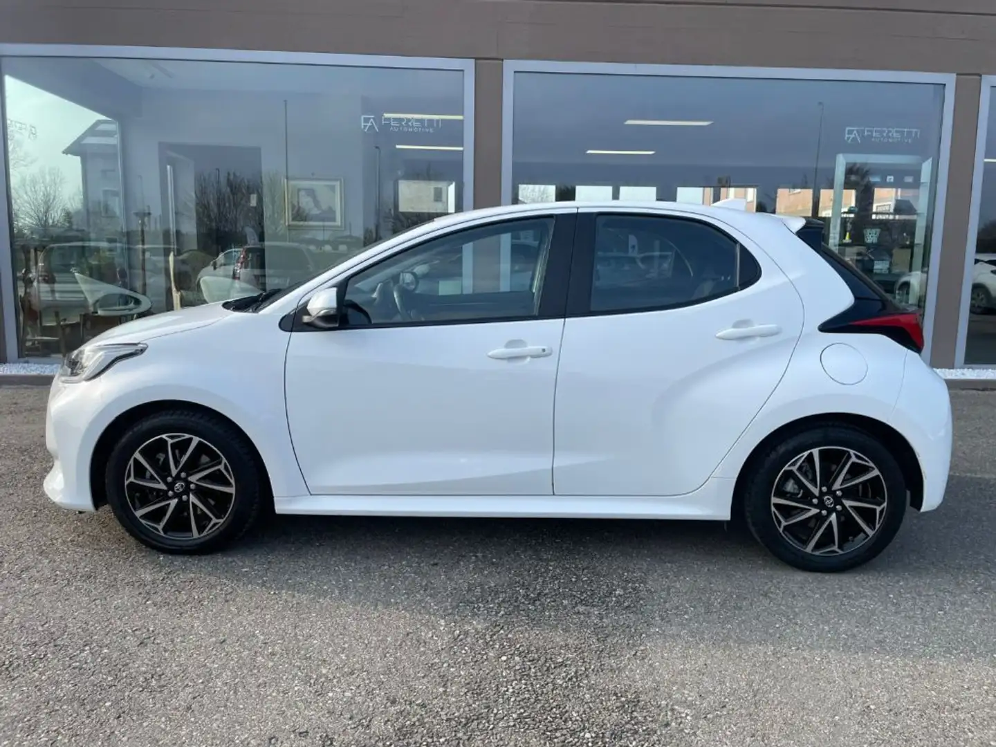 Toyota Yaris 1.5 Hybrid 5 porte TREND Weiß - 1