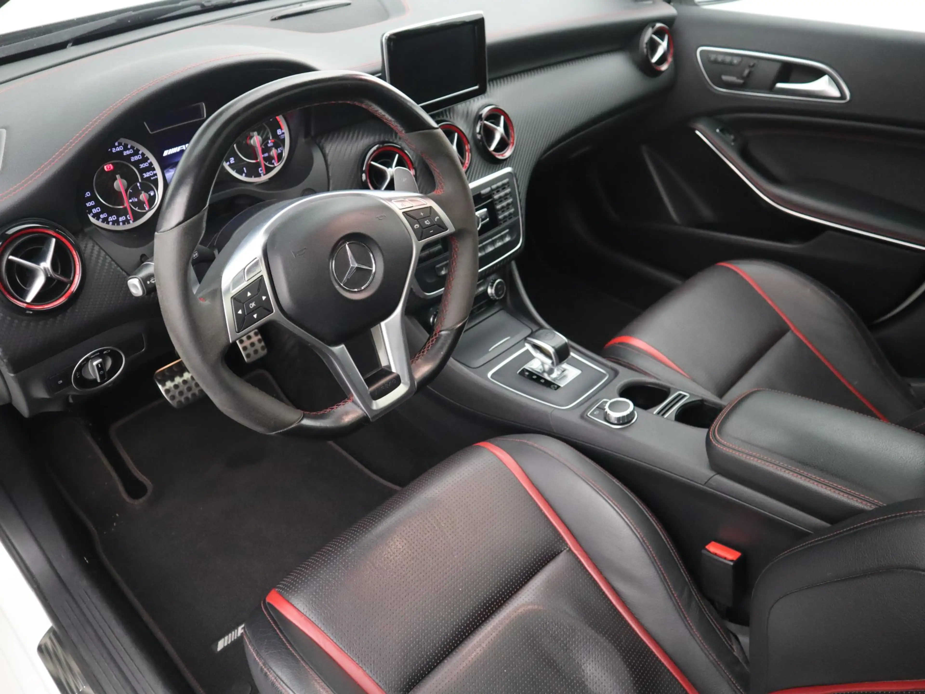 Mercedes-Benz A 45 AMG 4MATIC ORIG NL / DEALER OH / MILLTEK / PANORAMADAK — photo 7