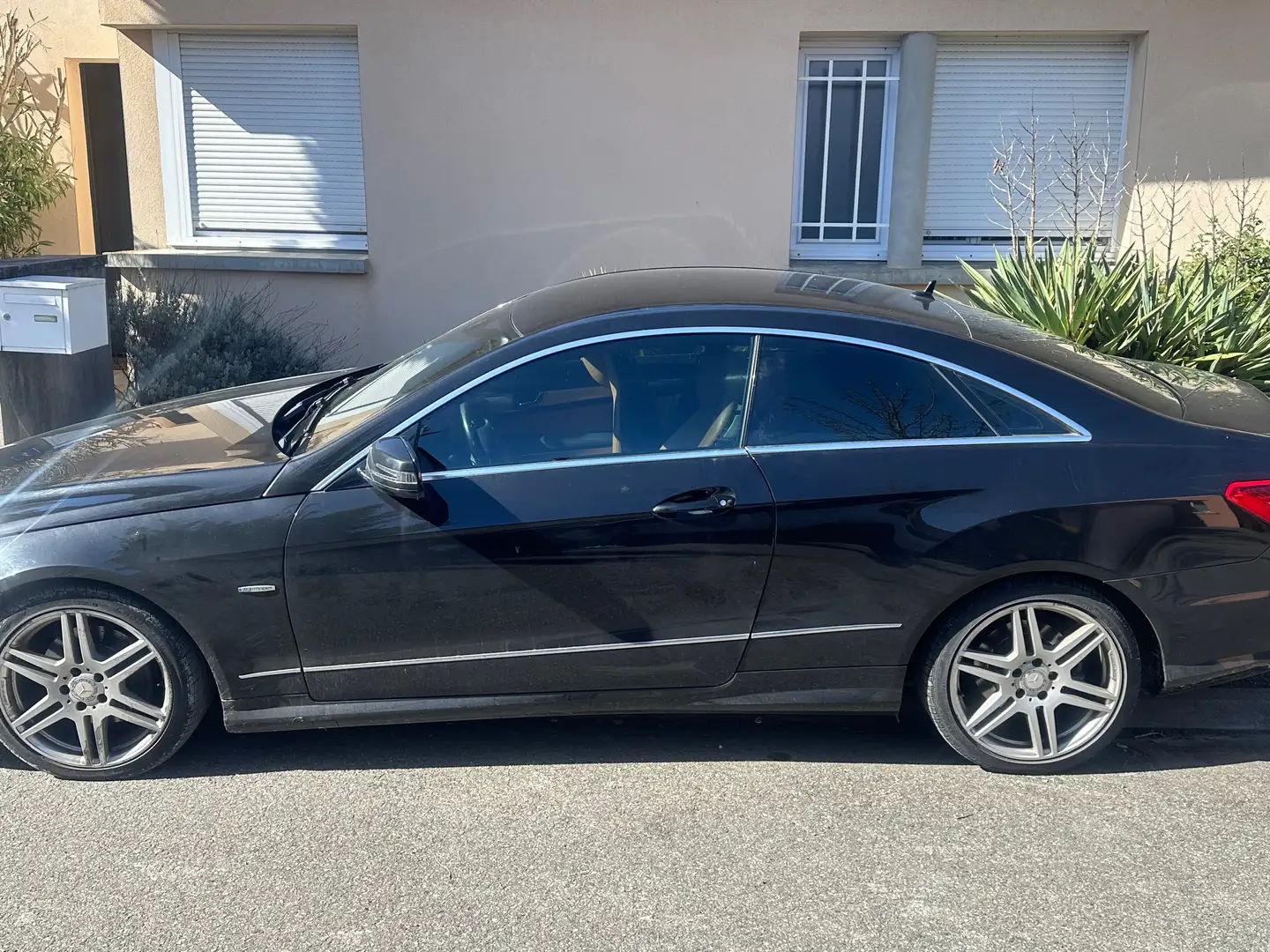 Mercedes-Benz E 220 Classe  Coupé  CDI BlueEfficiency Noir - 1