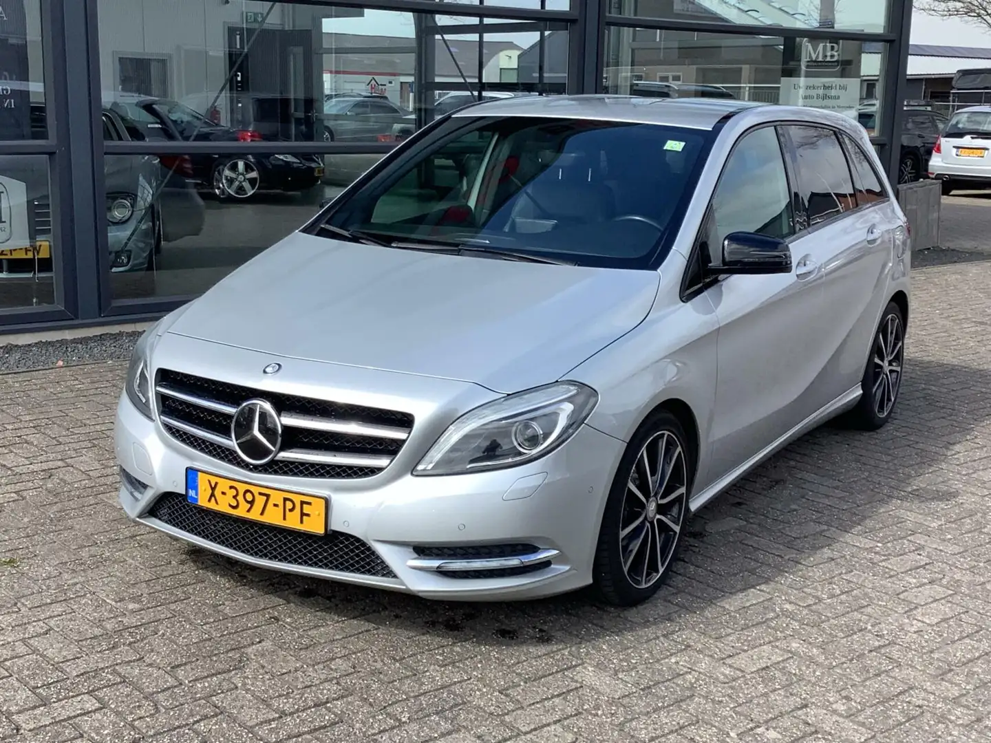 Mercedes-Benz B 180 Ambition, achteruitrijcamera, navi, xenon, cruise, Grau - 2