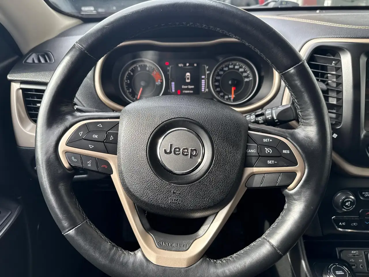 Jeep Cherokee снимка Jeep Cherokee