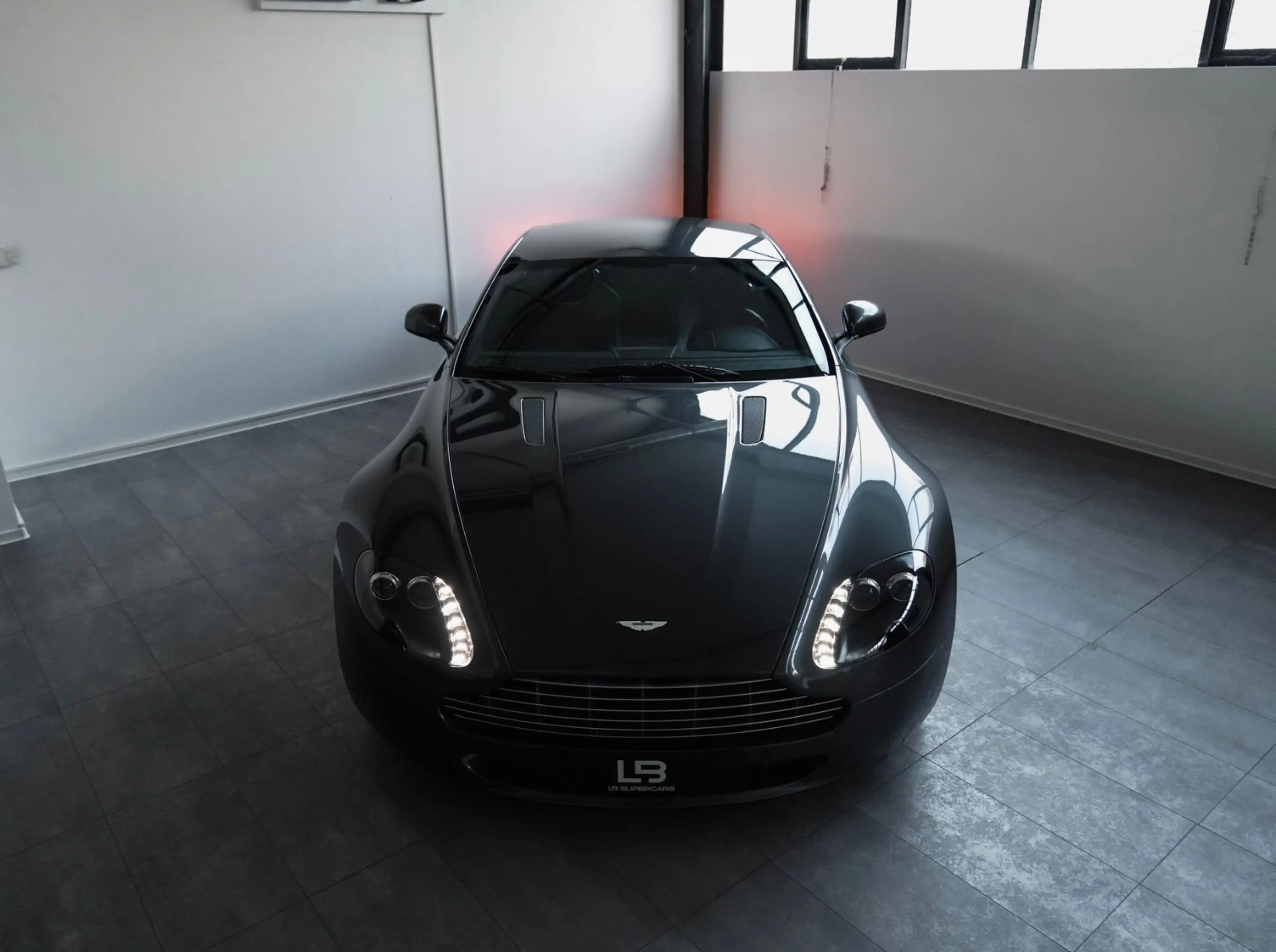Aston Martin V8 *Deutsches Fahrzeug*Serviceneu* — photo 9