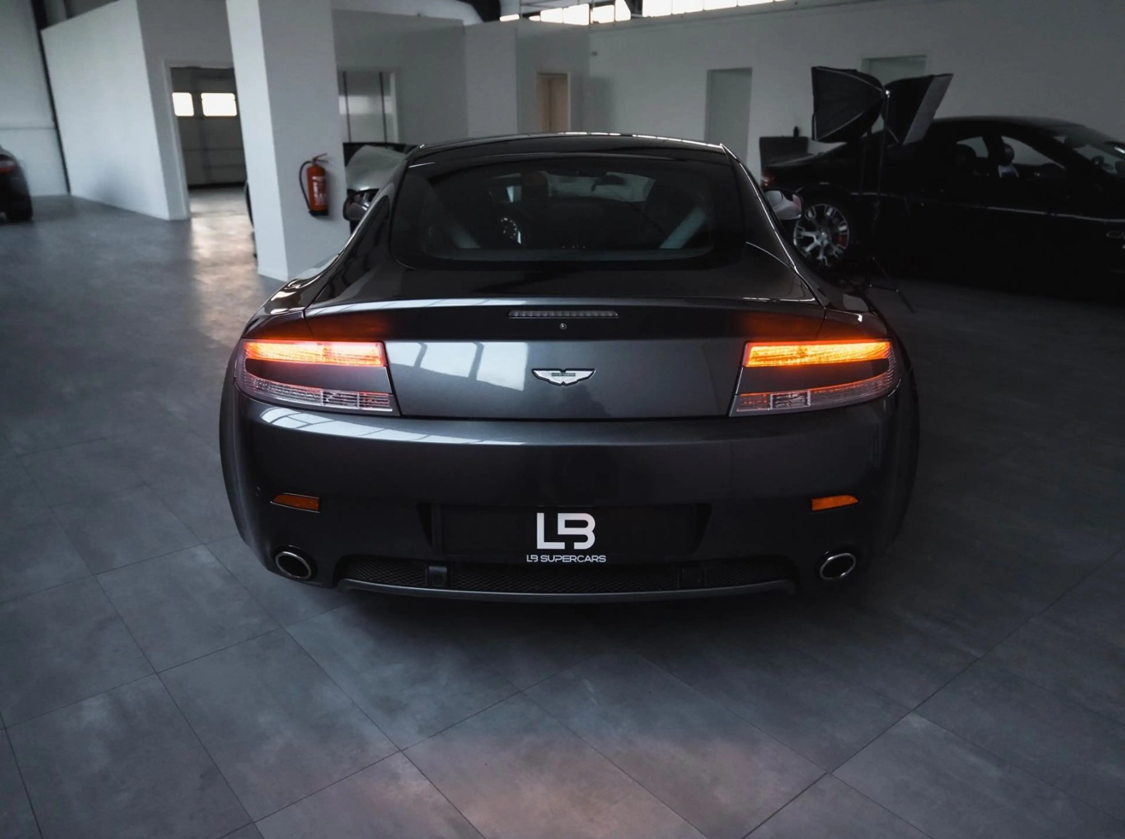 Aston Martin V8 *Deutsches Fahrzeug*Serviceneu* — photo 7