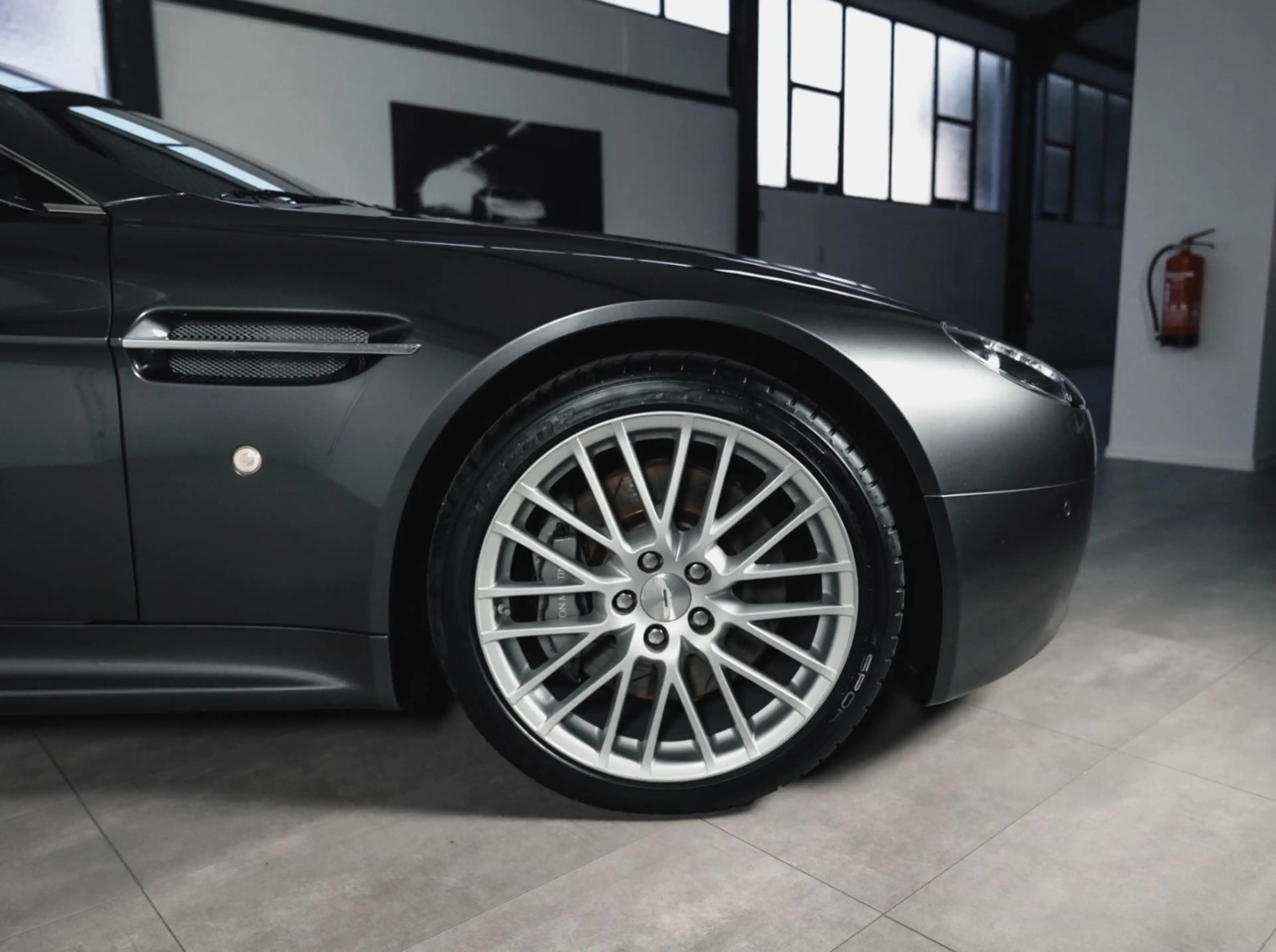 Aston Martin V8 *Deutsches Fahrzeug*Serviceneu* — photo 3