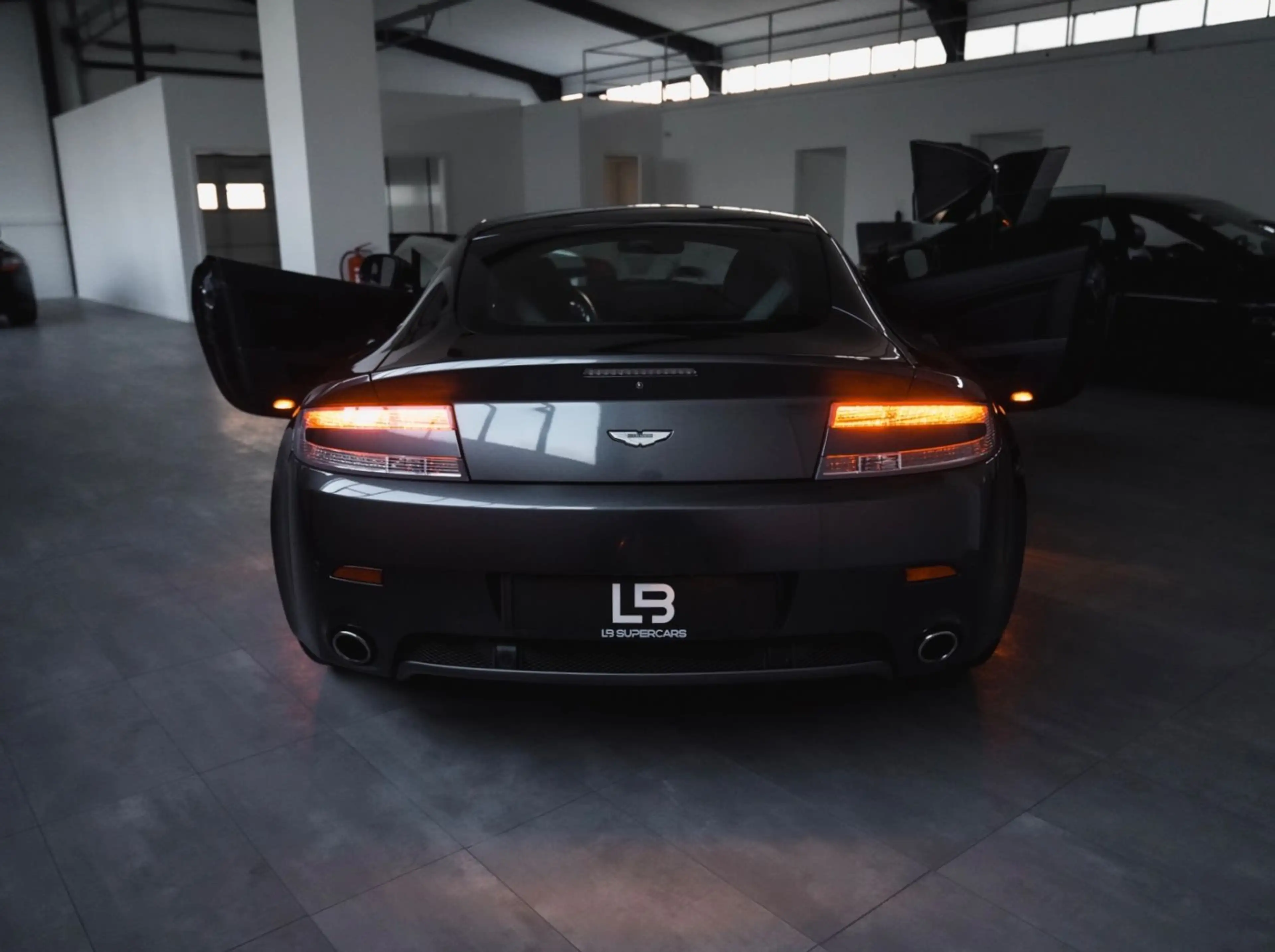 Aston Martin V8 *Deutsches Fahrzeug*Serviceneu* — photo 8